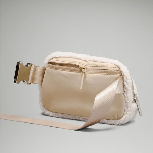 Lululemon • Everywhere Belt Bag Fleece - Picture 4 of 14